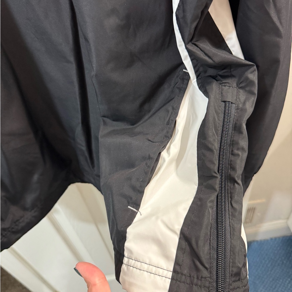 Windbreaker - Picture 5 of 11